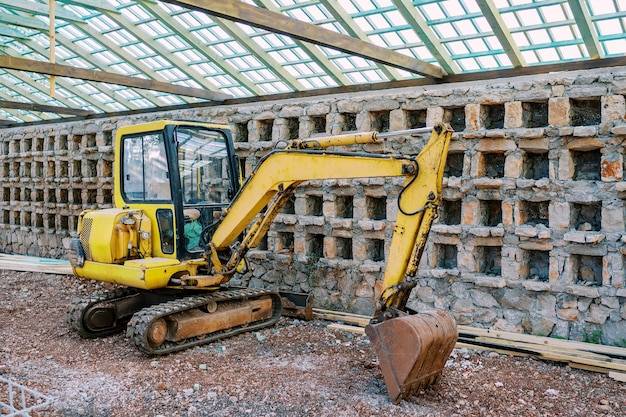 Ile kosztuje godzina pracy minikoparki 2026 i od czego zależą ceny?