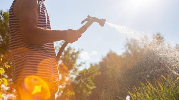 Jak podlewać trawnik w upały żeby nie stracił swojej zieleni?