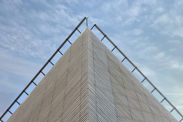 Jak wyznaczyć kąt prosty na budowie bez użycia specjalistycznych narzędzi?