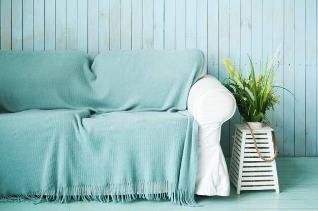 Turkusowa sofa jakie dodatki sprawdzą się w salonie?